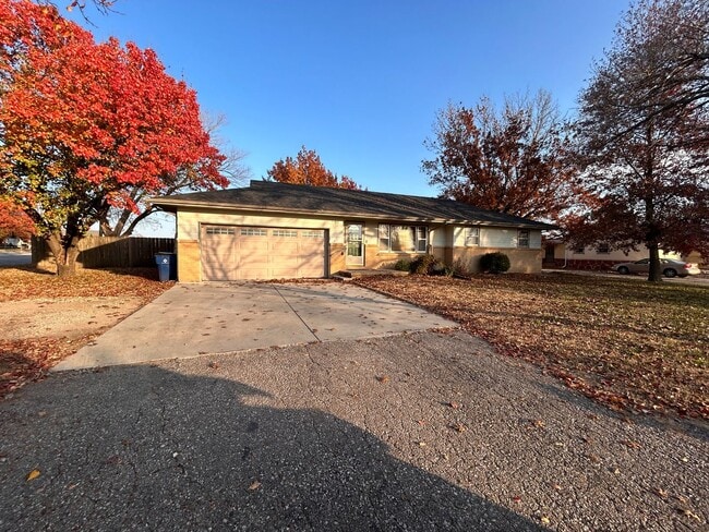 Primary Photo - 4 Bed 2 Bath Home In Andover!