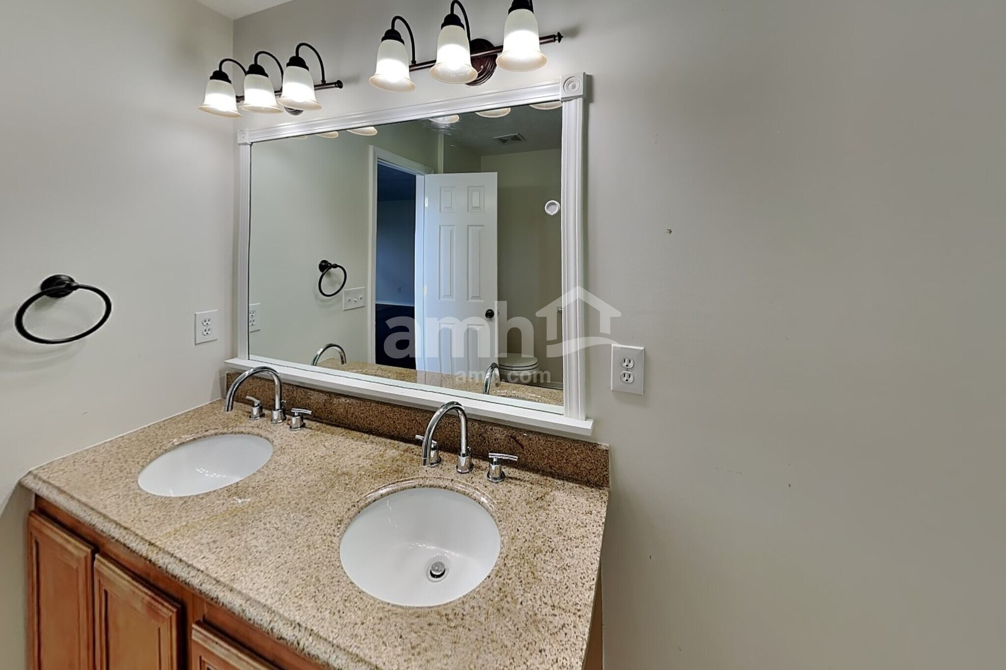 Building Photo - 2651 Sutherland Dr