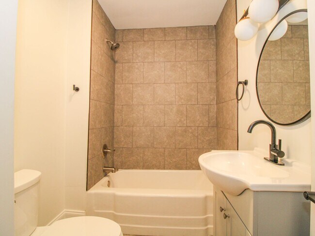 Building Photo - Downtown Athens! Walk to Athens State University! Lawn Care included!