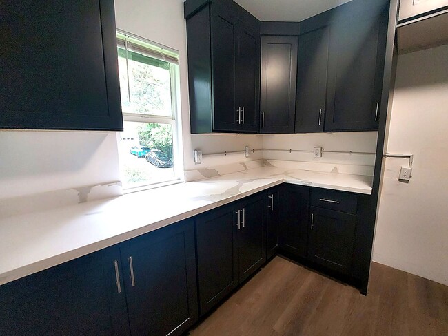 Building Photo - Spacious 4BD/3BA with Fenced Yard & Front Porch in North Seattle!