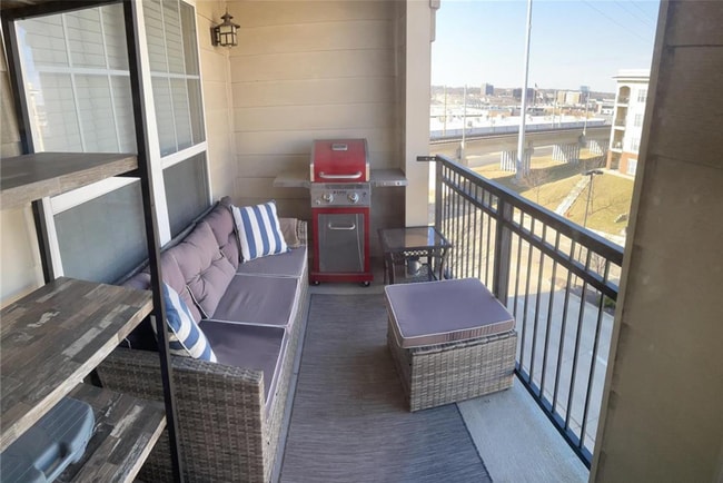 Building Photo - Modern 2-Bed, 2-Bath Condo in Brentwood