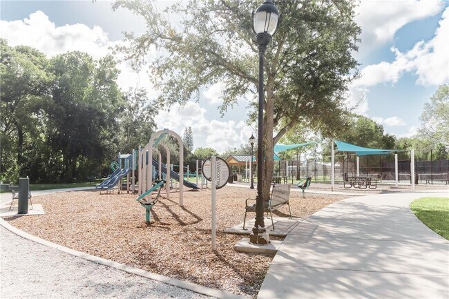 Building Photo - 6520 Meadowbrook Ln