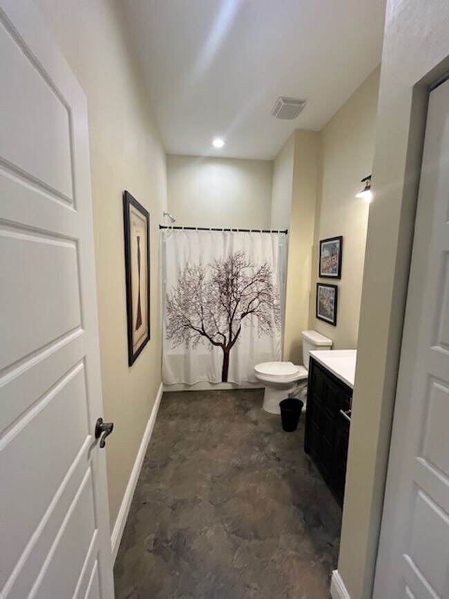Building Photo - Gorgeous Fully Furnished 4BR/3BA Home – Id...