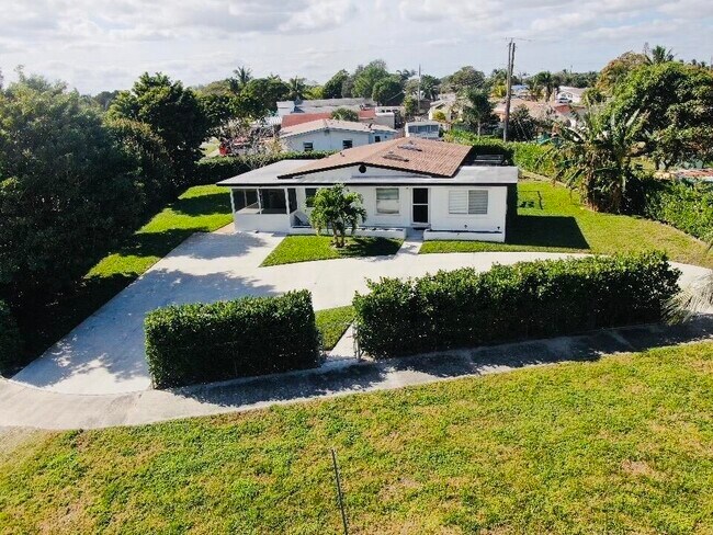 Building Photo - 887 W Perry St