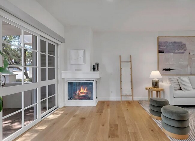 Building Photo - 851 N San Vicente Blvd