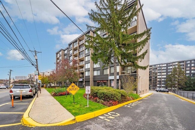 Building Photo - 9060 Palisade Ave