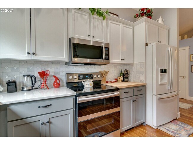 Building Photo - Charming One Level Custom Home