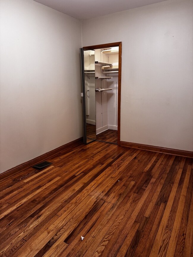 Building Photo - 3441 N Ridgeway Ave