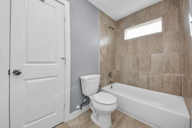 Building Photo - 618 Maple Way St