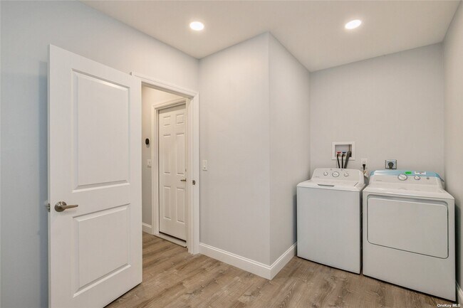 Building Photo - 534 Bellmore Rd