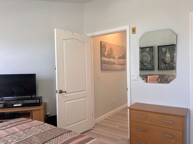 Building Photo - Modern 2BD/2BA Condo in Gondola Park