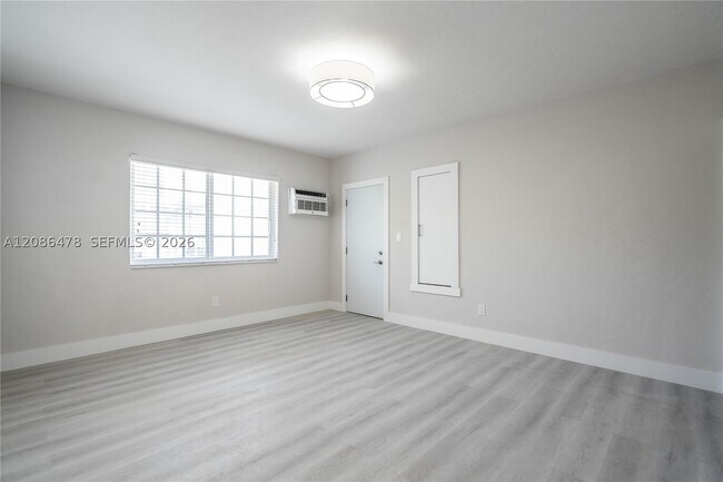 Building Photo - 2418 Flamingo Dr