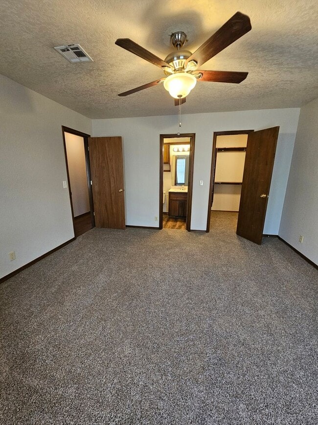 Building Photo - (3) Bed/(2) Bath Avail NOW! Pets Negotiable.
