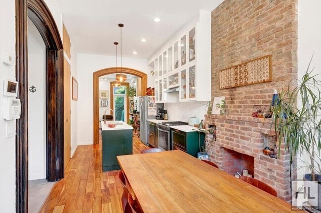 Building Photo - 3 bedroom in BROOKLYN NY 11216
