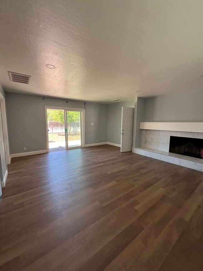 Building Photo - Available Now! Move-In Ready