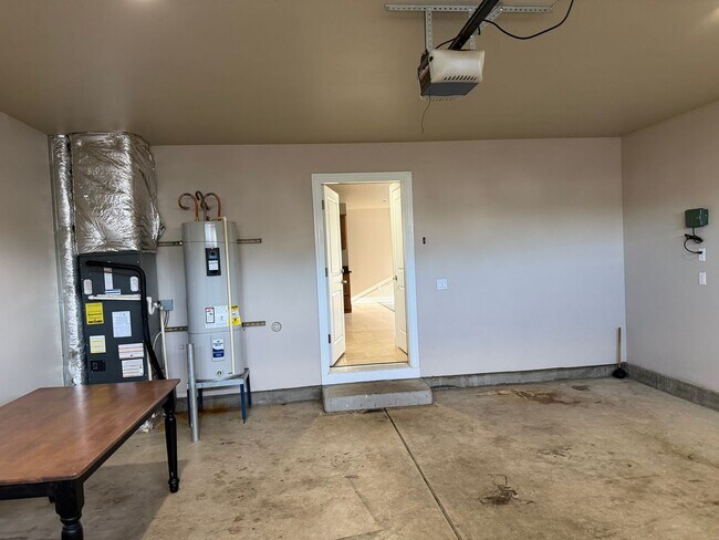 Building Photo - Newer 3 bedrooms 2.5 bathroom townhouse! MOVE IN SPECIAL!