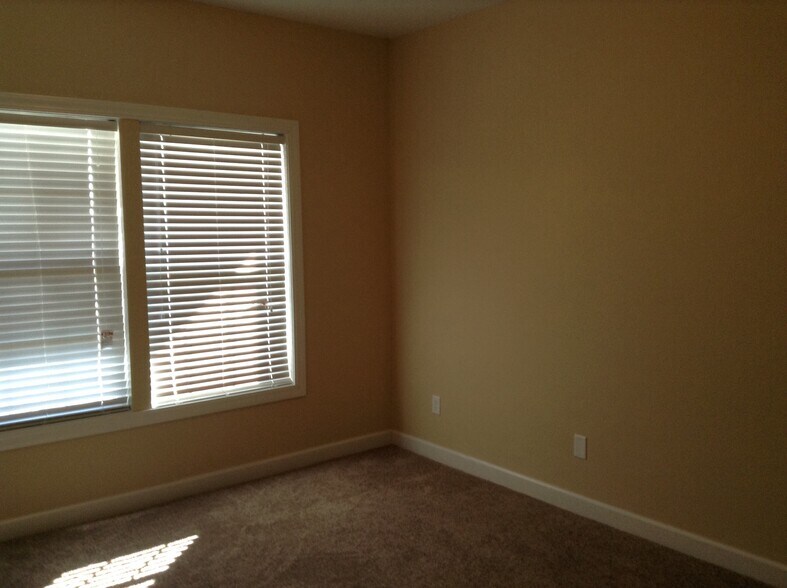 Building Photo - 9828 Rhodes Ln
