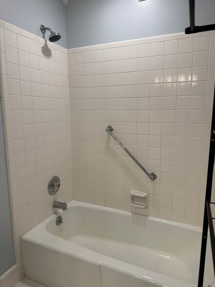 ensuite master bathroom - 226 Hillsboro Pl