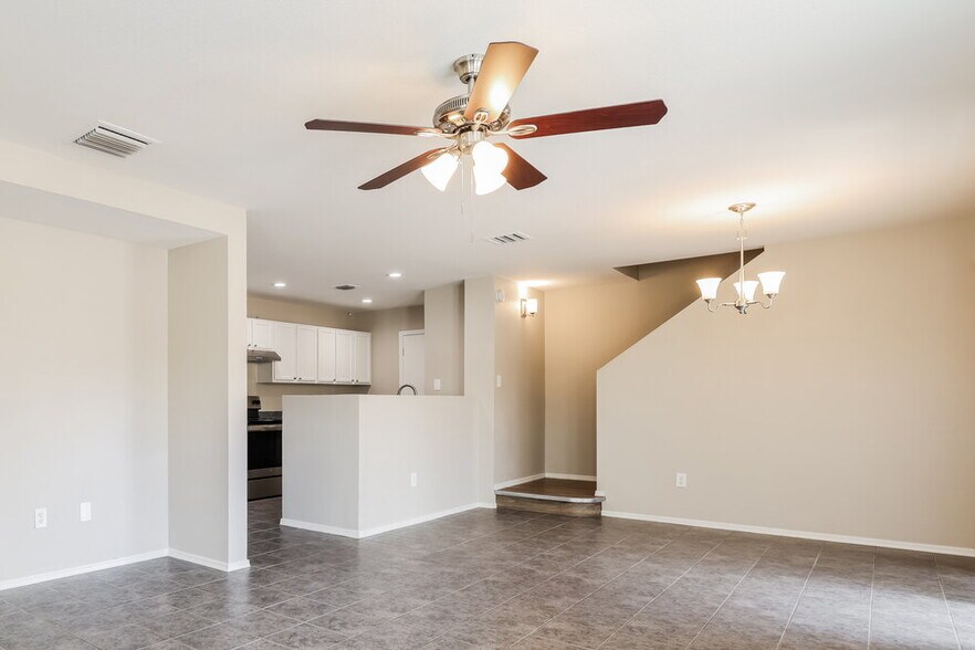 Building Photo - 2716 N Saramano Ln