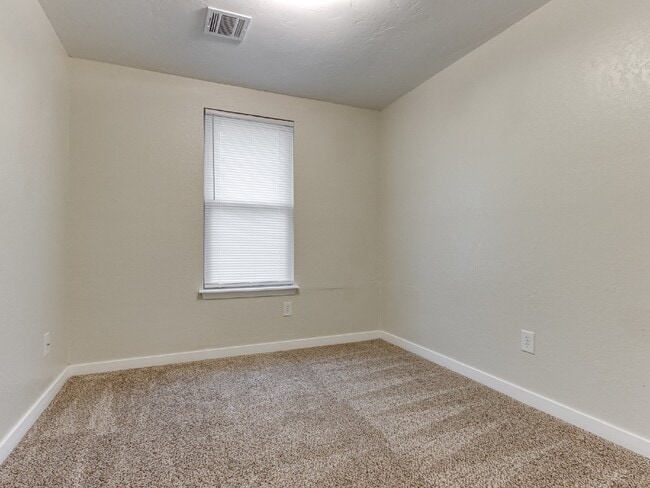Building Photo - Super clean and updated!