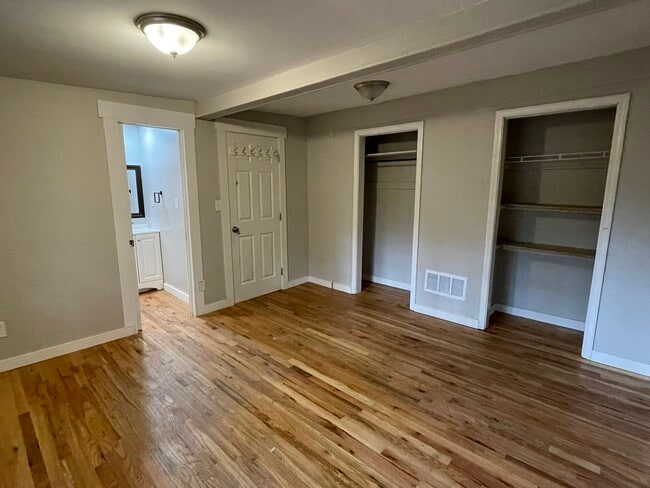 Building Photo - 611 Inglewood Dr