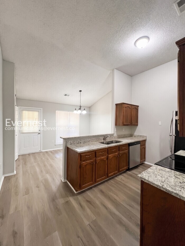 Building Photo - 1208 W E Ross Pkwy