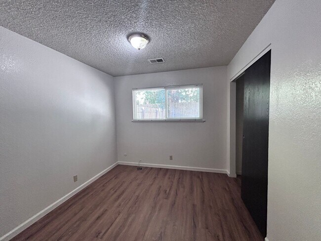 Building Photo - 955-957 Woodshire Way