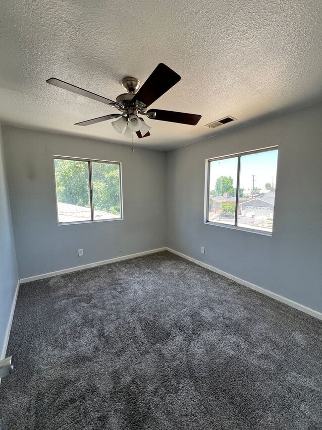 Building Photo - 2 Story, 2 Bedrooms, 2 Bath home with larg...