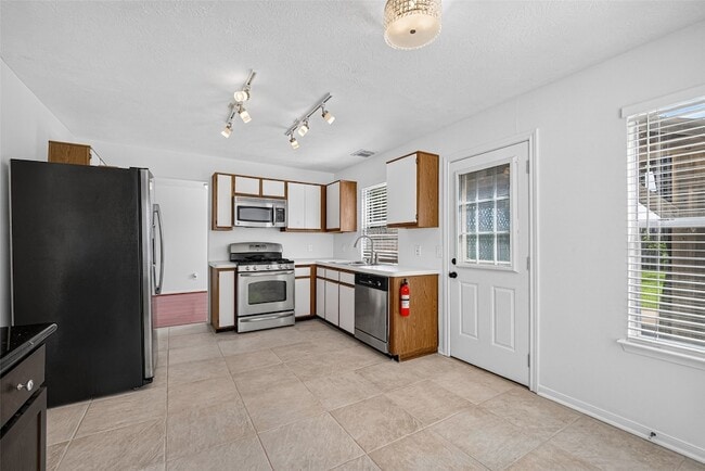 Building Photo - 1806 Oak Ridge Dr