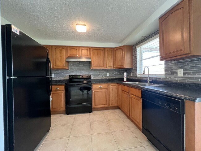 Building Photo - ** Annual ** 2 Bed / 2 Bath ** Single Fami...