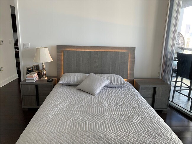 Building Photo - 495 Brickell Ave