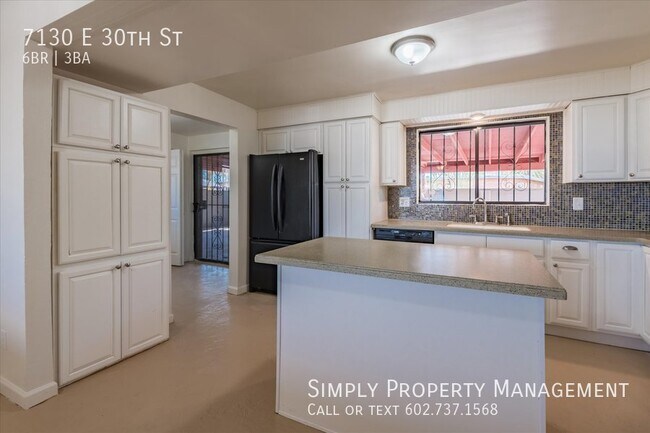 Building Photo - 4 bedroom 2 bath main house with a 2 bed 1...