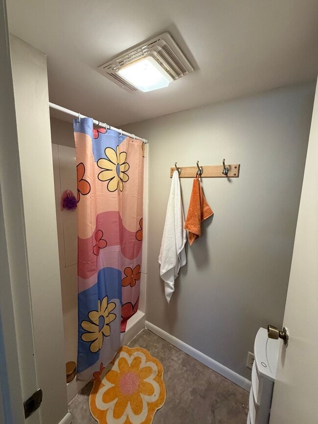 Building Photo - AVAILABLE JUNE 1ST 2026 - Beautiful 3 bed/2 bath House