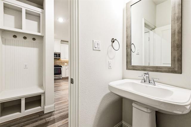 Building Photo - 3773 Wellesley Ave