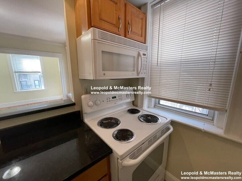 Building Photo - 131 Park Dr