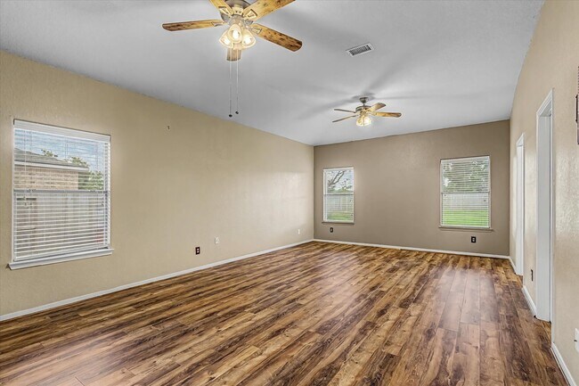 Building Photo - 630 W Newport Bend