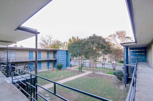 Building Photo - 21 Diana St