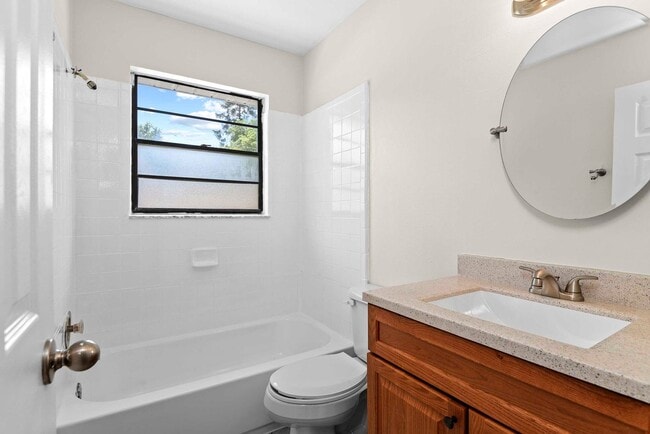 Building Photo - Fully remodeled 2 bedroom in Kissimmee available now!