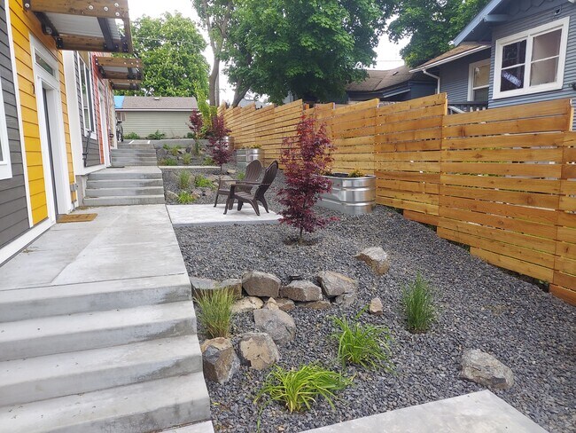 Building Photo - 608 E 7th Ave