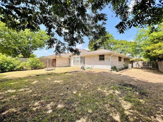 Building Photo - 2732 Parkhaven Dr