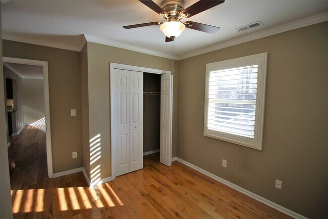 Building Photo - West AVL - Great apartment close to all th...