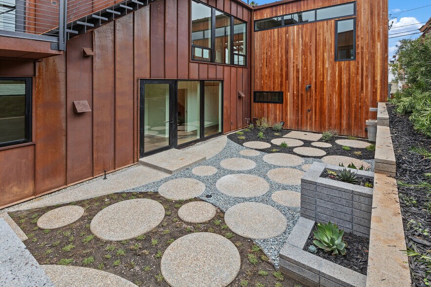Modern landscaping perfect for an evening cocktail. - 4640 Del Monte Ave