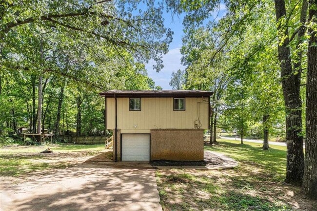 Building Photo - 240 Wellington Dr
