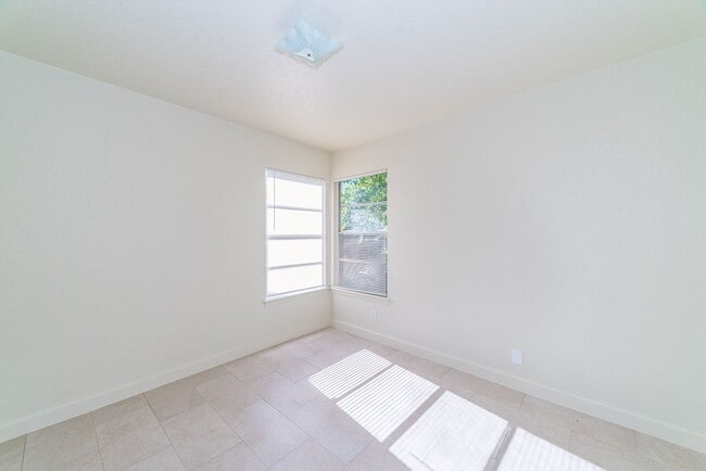 Building Photo - Charming 3-Bedroom