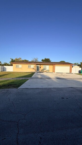 Building Photo - 2712 SW 118th Ct