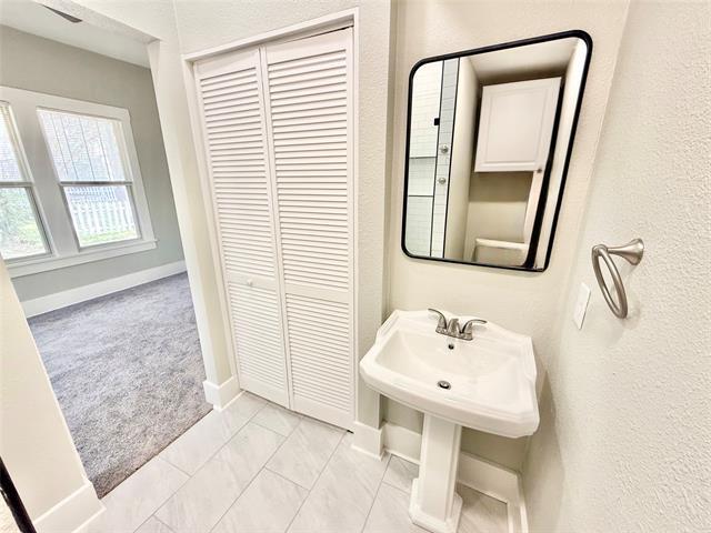 Building Photo - 1201 E Lamar St