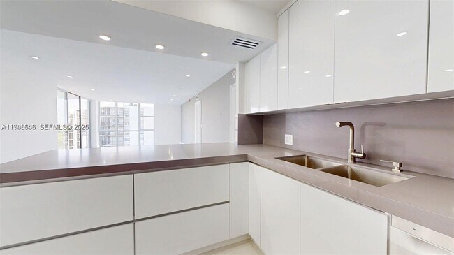 Building Photo - 3625 N Country Club Dr