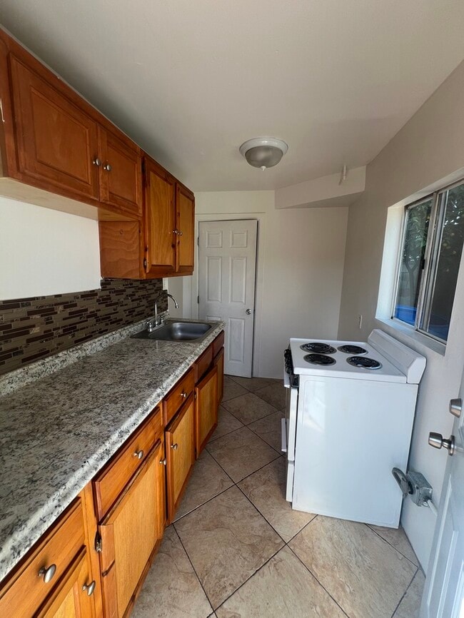 Building Photo - Charming Studio with Parking in Huntington Park!