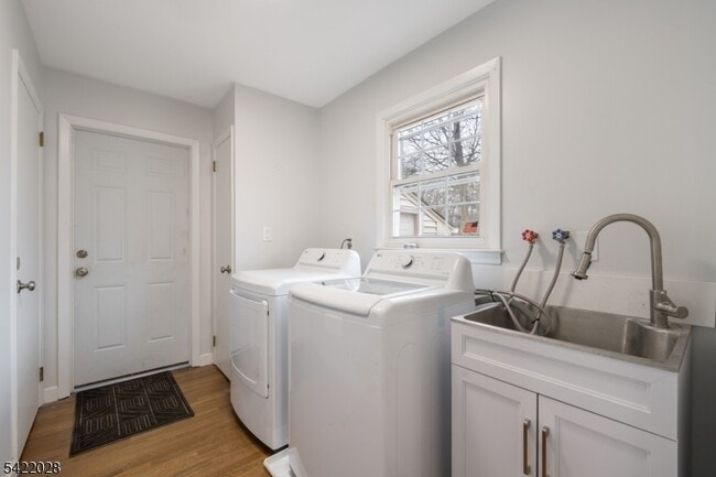 Building Photo - 6 Windsor Way