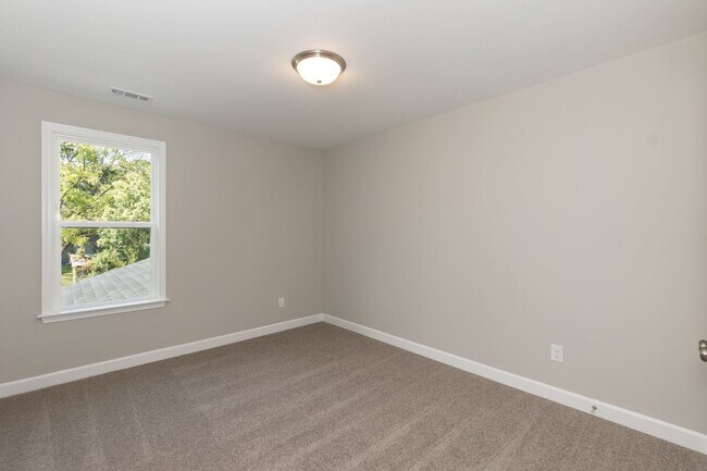 Building Photo - Four Bedroom Home